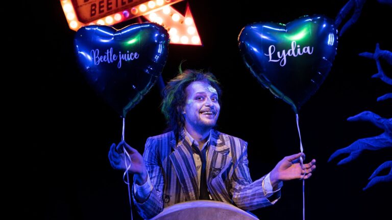 Sucesso em Beetlejuice, Eduardo Sterblitch se define como um ‘artista completo’: ‘Sei fazer tudo’