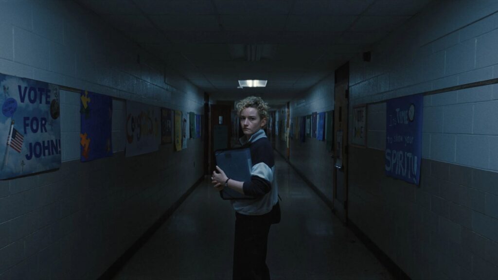 A Hora do Mal, terror com Julia Garner, chega ao streaming