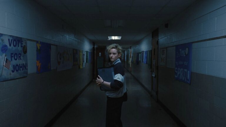 A Hora do Mal, terror com Julia Garner, chega ao streaming