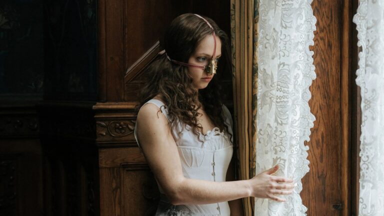 A Meia-Irmã Feia, terror que reconta Cinderela, estreia nos cinemas brasileiros