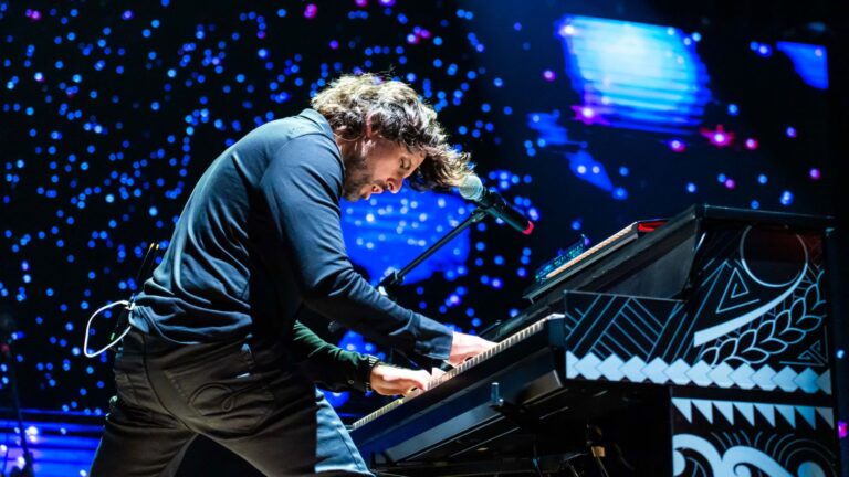 Após passagens pelo Rock in Rio, Glaucio Cristelo leva o seu piano rock ao Teatro Liberdade