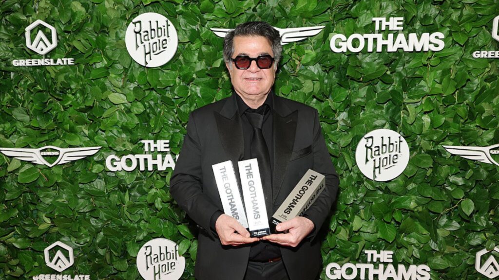 Condenado à prisão no Irã, Jafar Panahi vence três prêmios no Gotham Awards 2025
