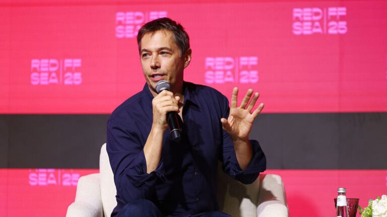 Sean Baker, vencedor do Oscar por Anora, critica acordo entre Netflix e Warner