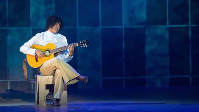Após temporadas esgotadas e turnê nacional, musical de Djavan reestreia no Rio de Janeiro