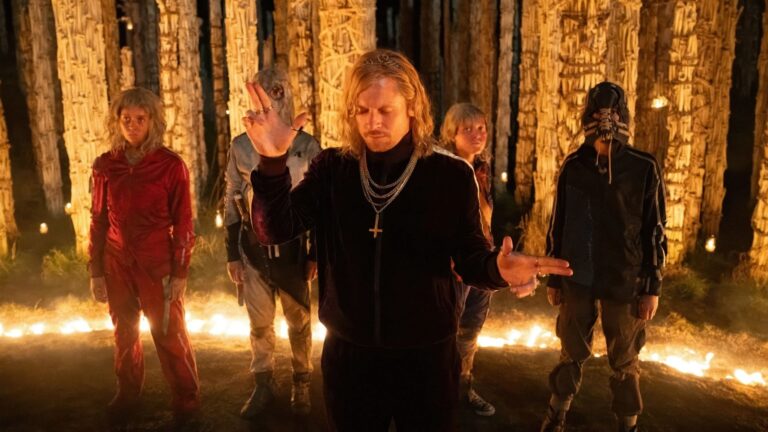 Extermínio: O Templo dos Ossos esquece os zumbis e foca na loucura entre os homens