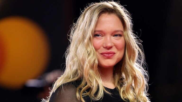 Léa Seydoux se junta a Mikey Madison na nova versão do terror The Masque Of The Red Death