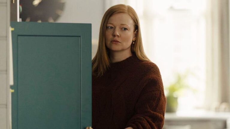 Onde assistir a All Her Fault, que rendeu o Critics Choice Awards a Sarah Snook?