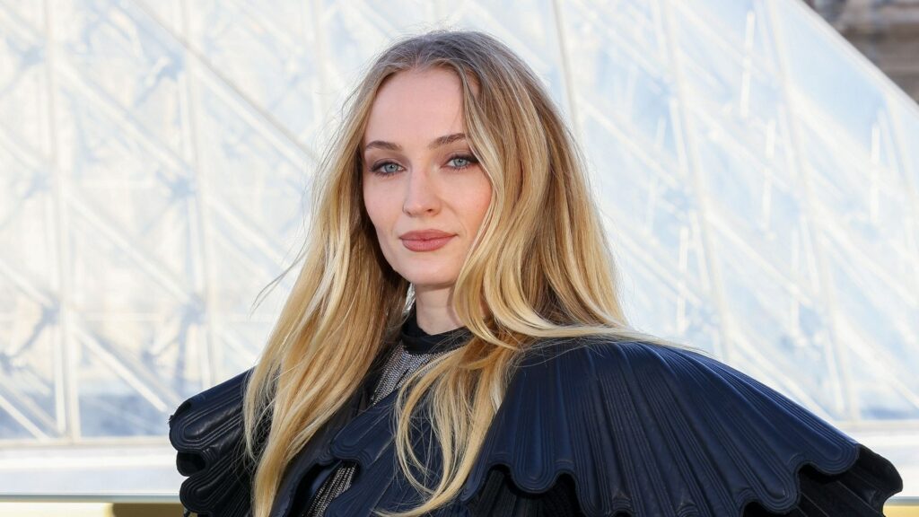 Prime Video revela visual de Sophie Turner como Lara Croft para a série de Tomb Raider