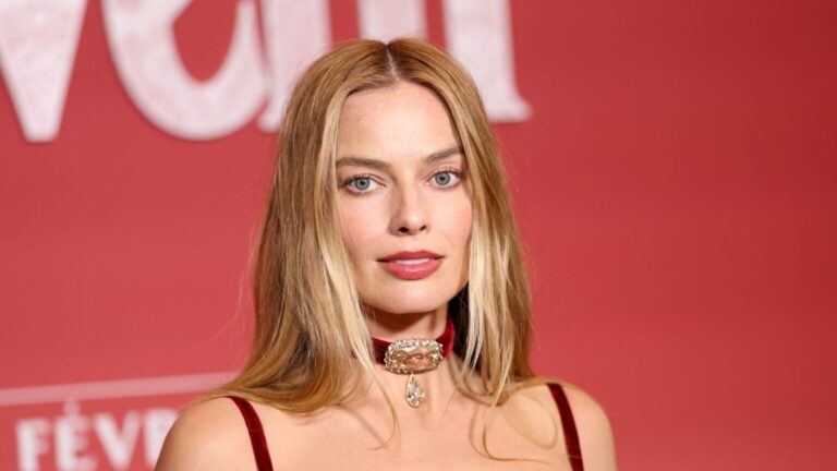 Margot Robbie ficou furiosa ao ganhar livro sobre “comer menos” no início da carreira