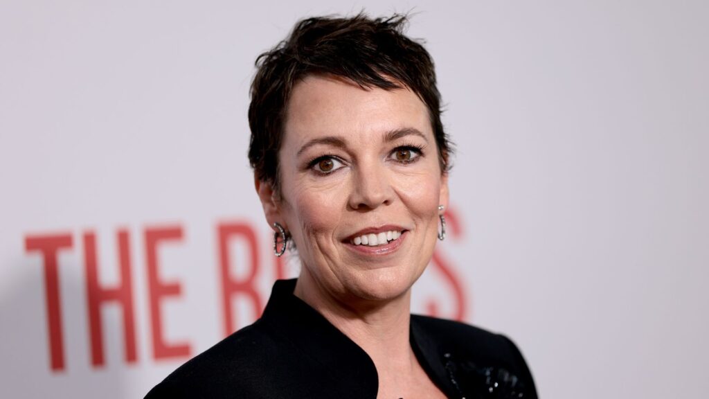 Olivia Colman se diz “meio não binária” e revela conexão com comunidade queer
