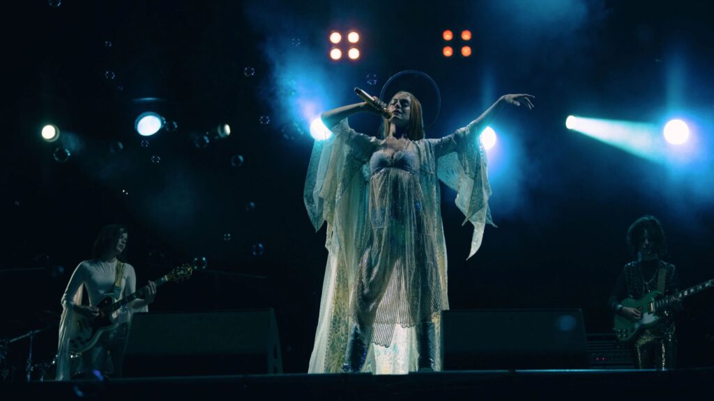 Anne Hathaway estudou Beyoncé para criar voz de estrela pop em Mother Mary