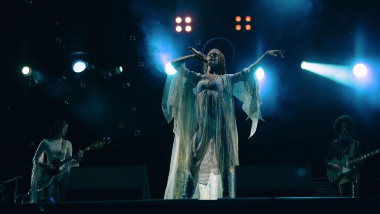 Anne Hathaway estudou Beyoncé para criar voz de estrela pop em Mother Mary