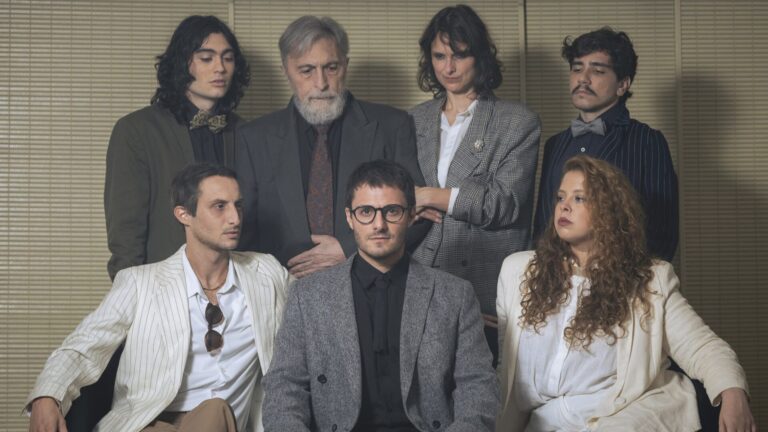 Impecável, Hugo Bonèmer conduz O Talentoso Ripley com carisma para dar e vender