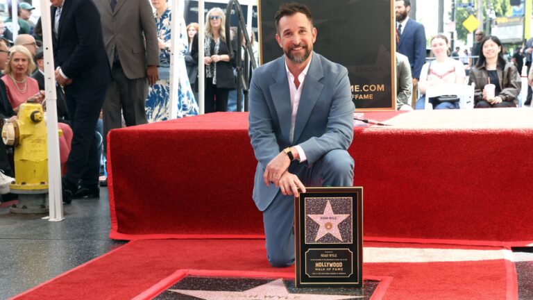 Noah Wyle, de The Pitt, ganha estrela na Calçada da Fama de Hollywood