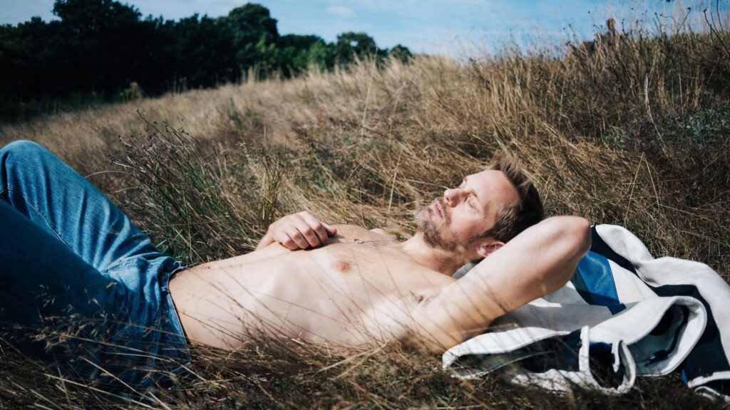 Pillion tem nudez de Alexander Skarsgård censurada e revolta assinantes de streaming