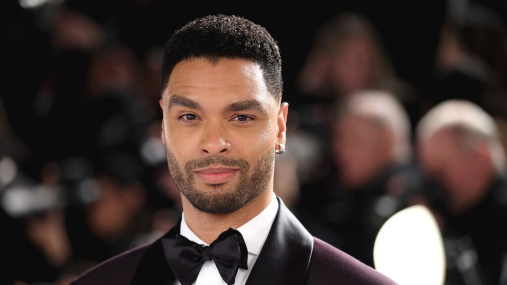 Regé-Jean Page comenta especulações sobre ser o próximo James Bond: “Não é normal”