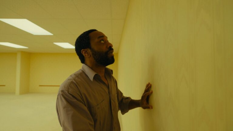 Chiwetel Ejiofor vive homem em colapso psicológico em Backrooms: Um Não-Lugar