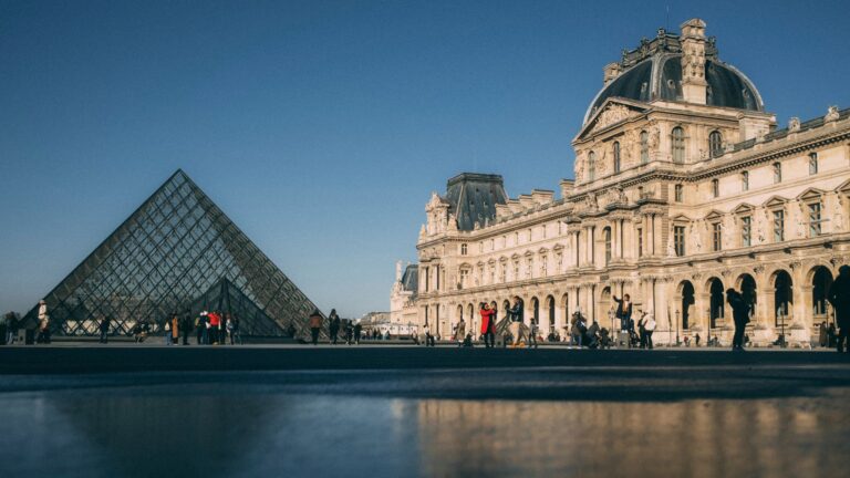 Roubo milionário ao Museu do Louvre vai virar filme e série documental