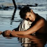 Premiado no Olhar de Cinema 2026, Olhe Para Mim é uma fantasia queer provocativa: “O público quer filmes que saiam do lugar comum”
