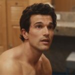 Paul Anthony Kelly surge loiro em primeiras imagens de American Horror Story