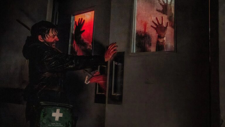 Zach Cregger se defende das críticas por mudanças na adaptação de Resident Evil
