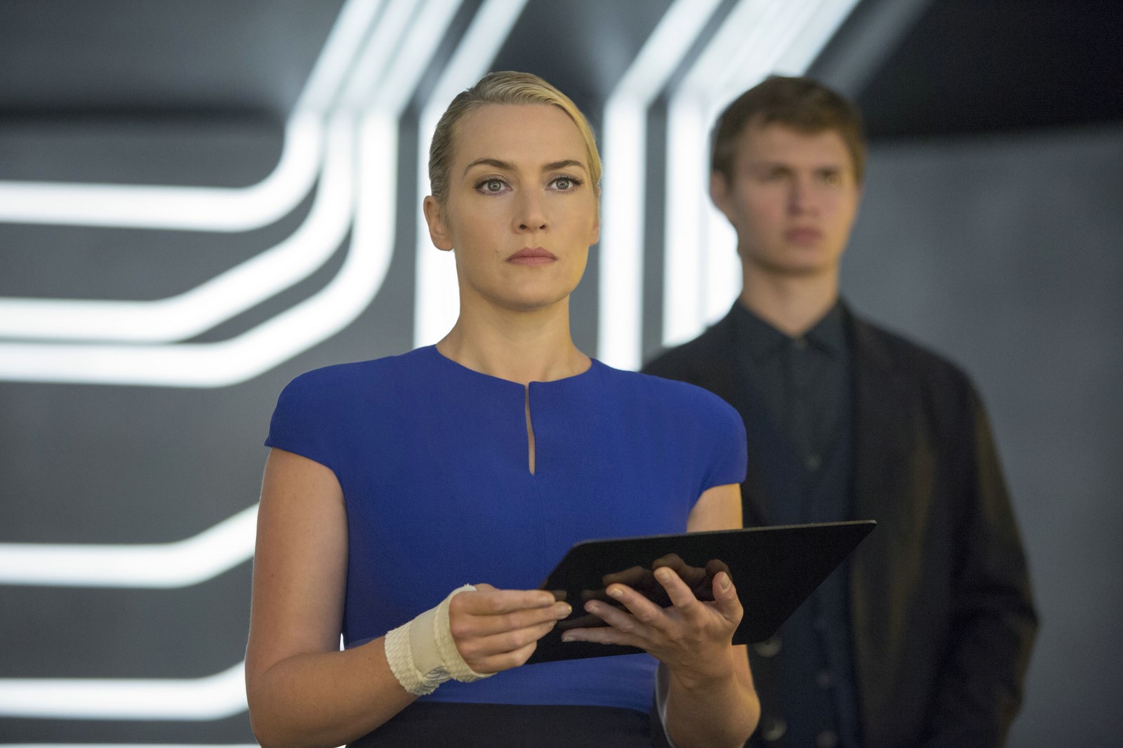 Kate Winslet quebra recorde de Tom Cruise de gravação mais longa debaixo d’água