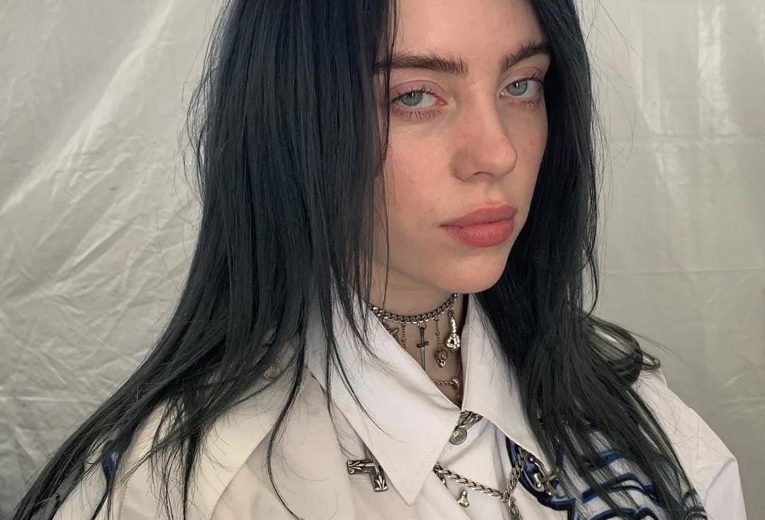 Aos 17 anos, Billie Eilish desabafa sobre comentários sobre seus seios: “Vocês não entendem!”