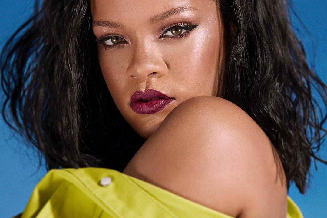 Rihanna assina contrato com a Sony e continua trabalhando com Jon Platt