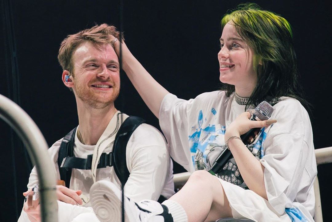 Finneas, irmão de Billie Eilish, revela que prefere se apresentar com a irmã do que em carreira solo