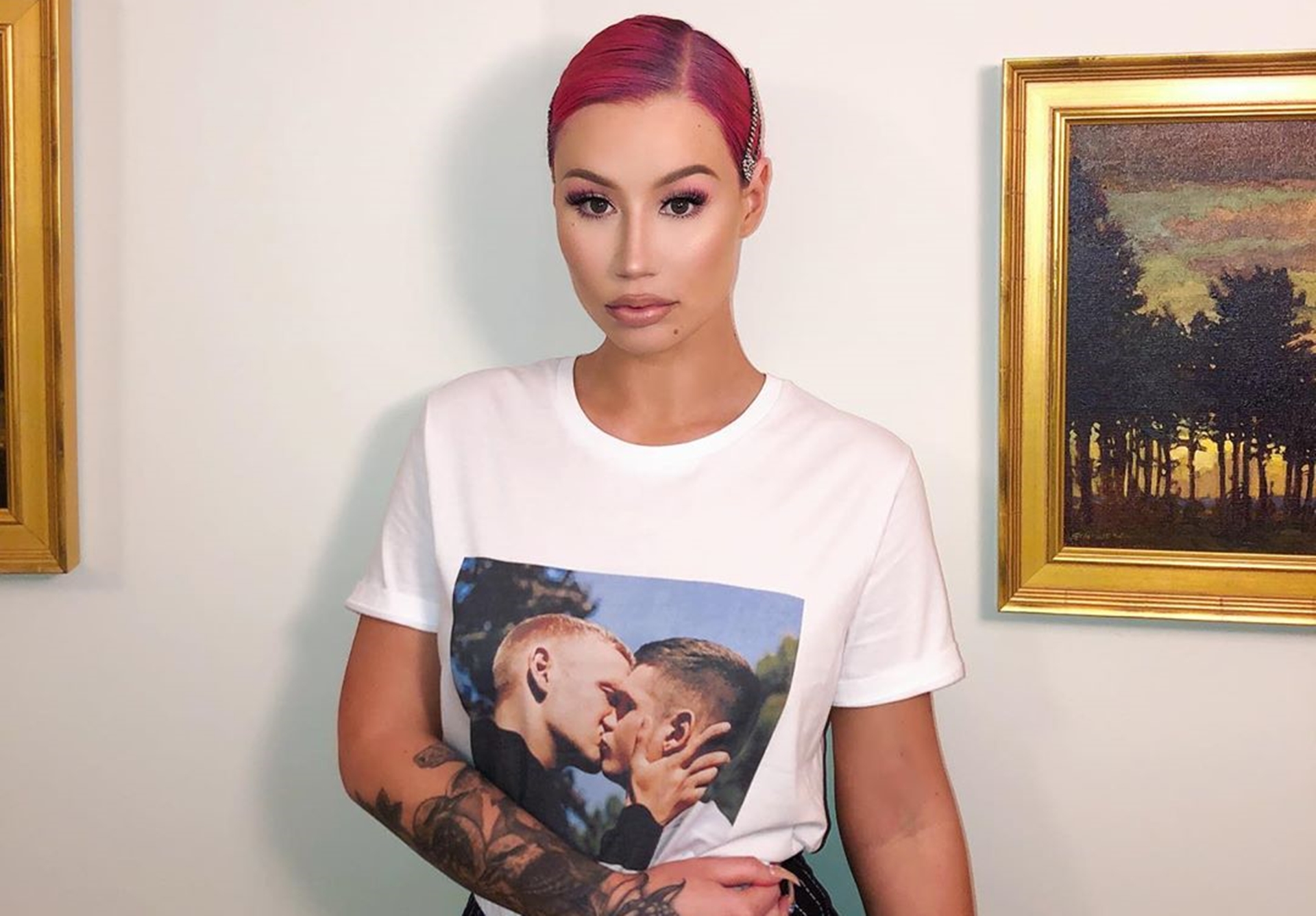 Iggy Azalea ironiza censura de mulheres em capas de álbuns no Irã: “Quem realmente venceu?”
