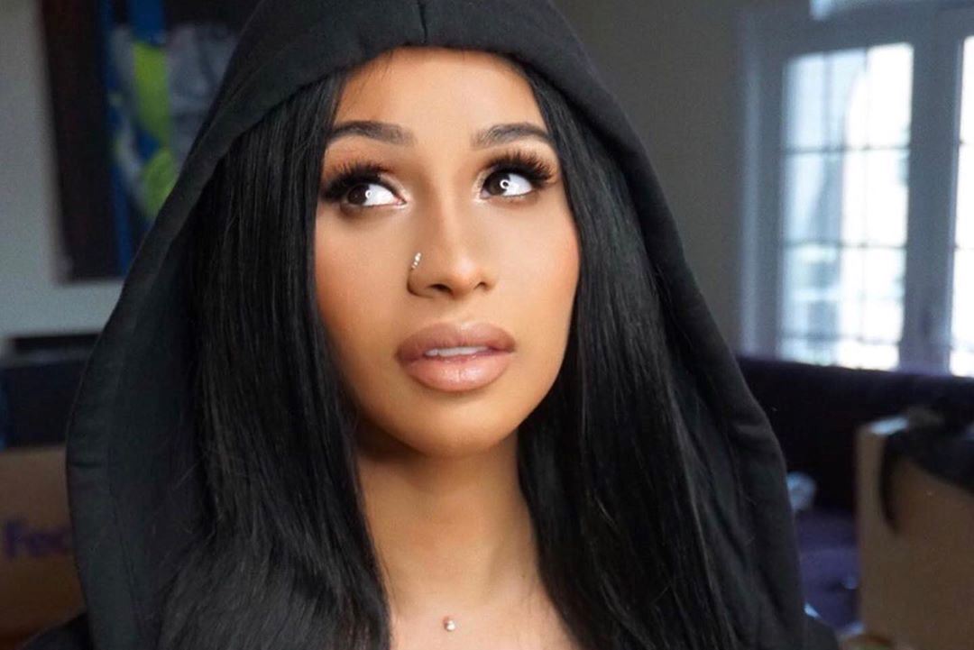 Cardi B é criticada por revista pelo jeito que cuida da filha e rebate: “Não use minha filha para conseguir acessos!”