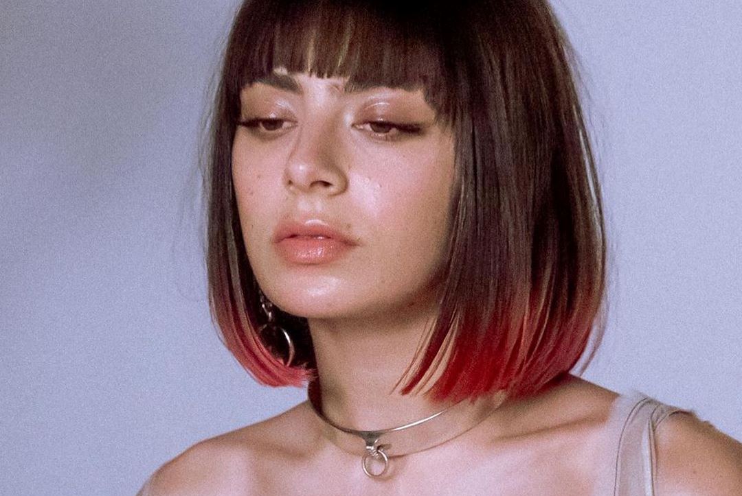 Novo álbum de Charli XCX tem excelente avaliação da crítica