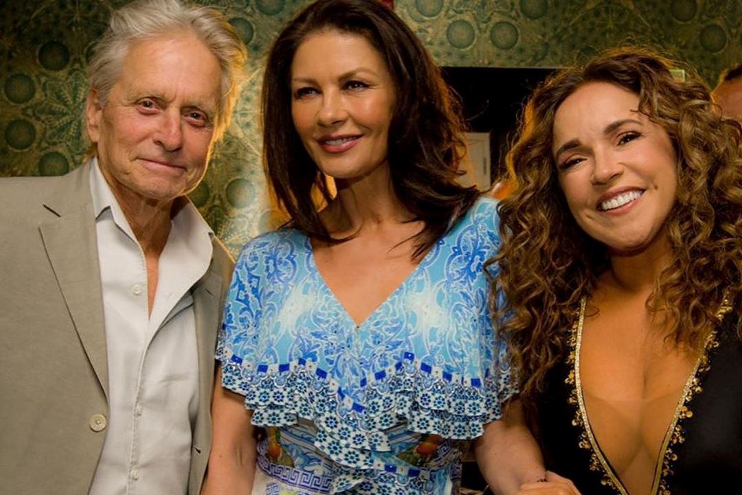 Catherine Zeta-Jones e Michael Douglas assistem a show de Daniela Mercury em NY