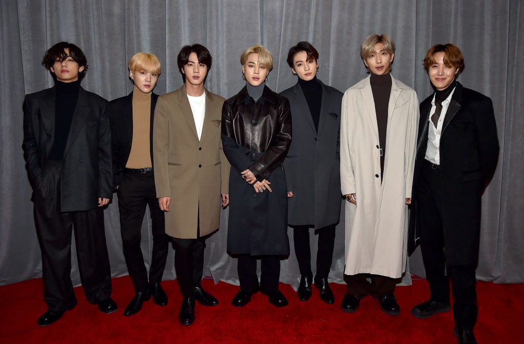 No tapete vermelho do Grammy 2020, BTS fala sobre novo álbum: “Melhor do que vocês imaginam”