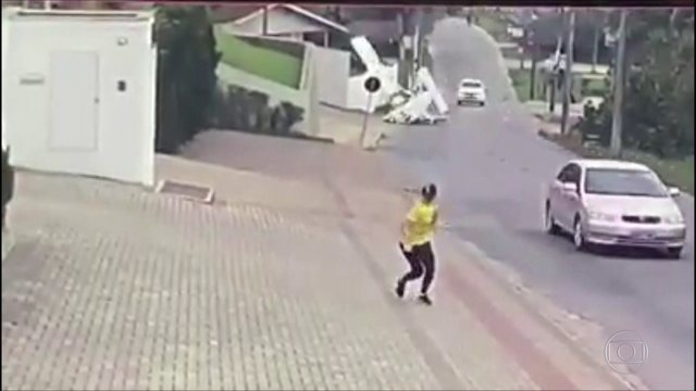 Em Santa Catarina, avião cai enquanto mulher passava na rua: “Nasci de novo”
