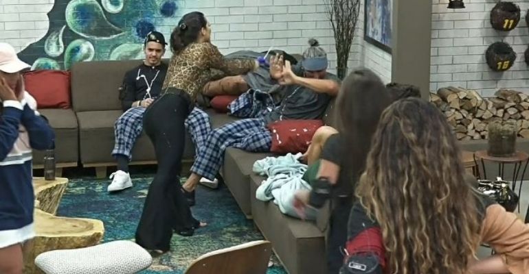 “A Fazenda 12”: Raissa Barbosa joga creme nos peões e Juliano Ceglia declara: “Sonho da vida bater nela”