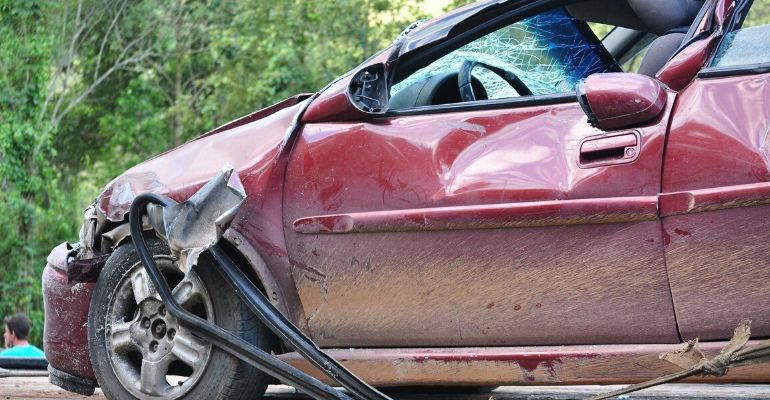 Homem dirigindo carro roubado colide com mulher em outro carro roubado