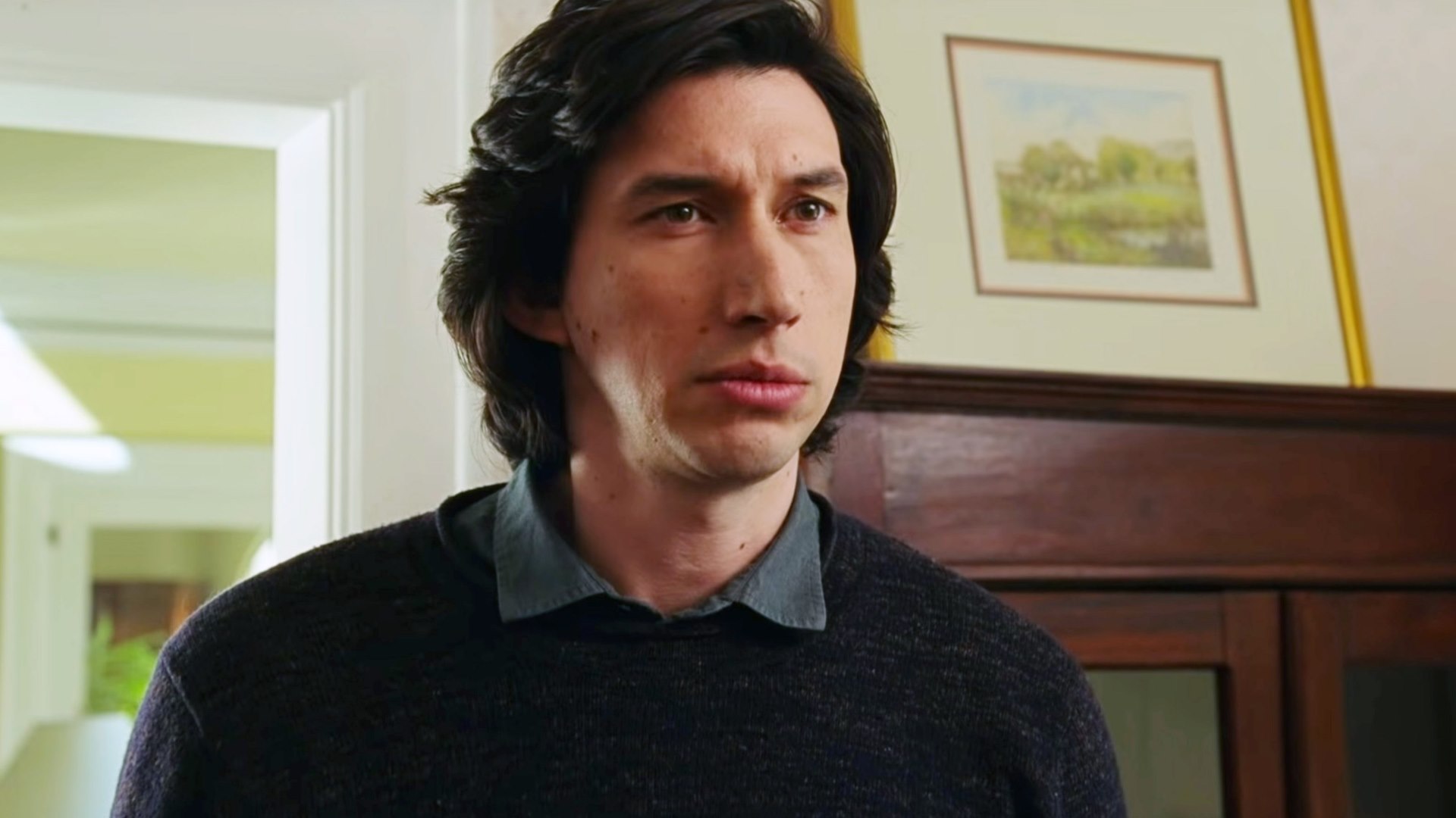 Adam Driver abandona entrevista ao vivo em rádio após escutar trecho de sua encenação em História de um Casamento