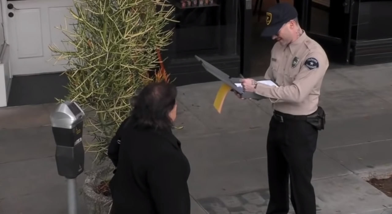 Adam Levine faz pegadinha hilária com motoristas em Los Angeles