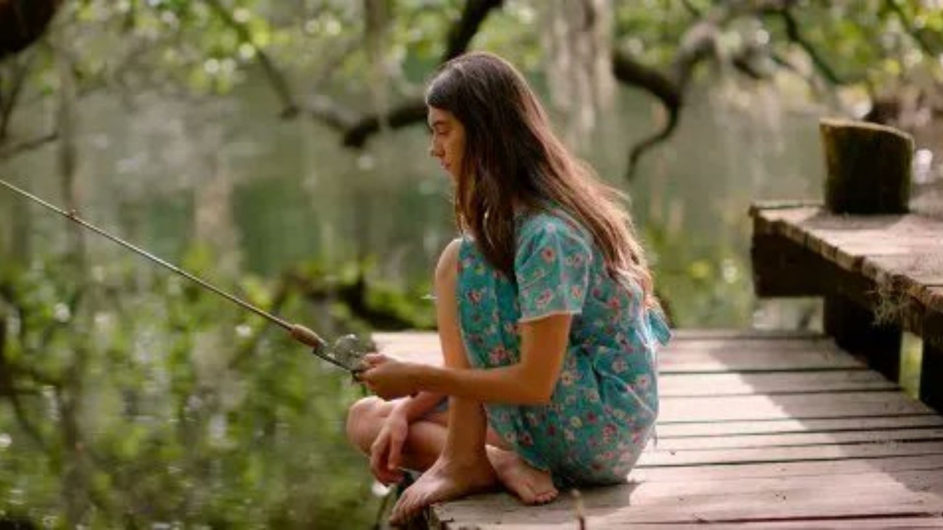 Jovem cresce sozinha em um pântano no trailer de “Um Lugar Bem Longe Daqui”