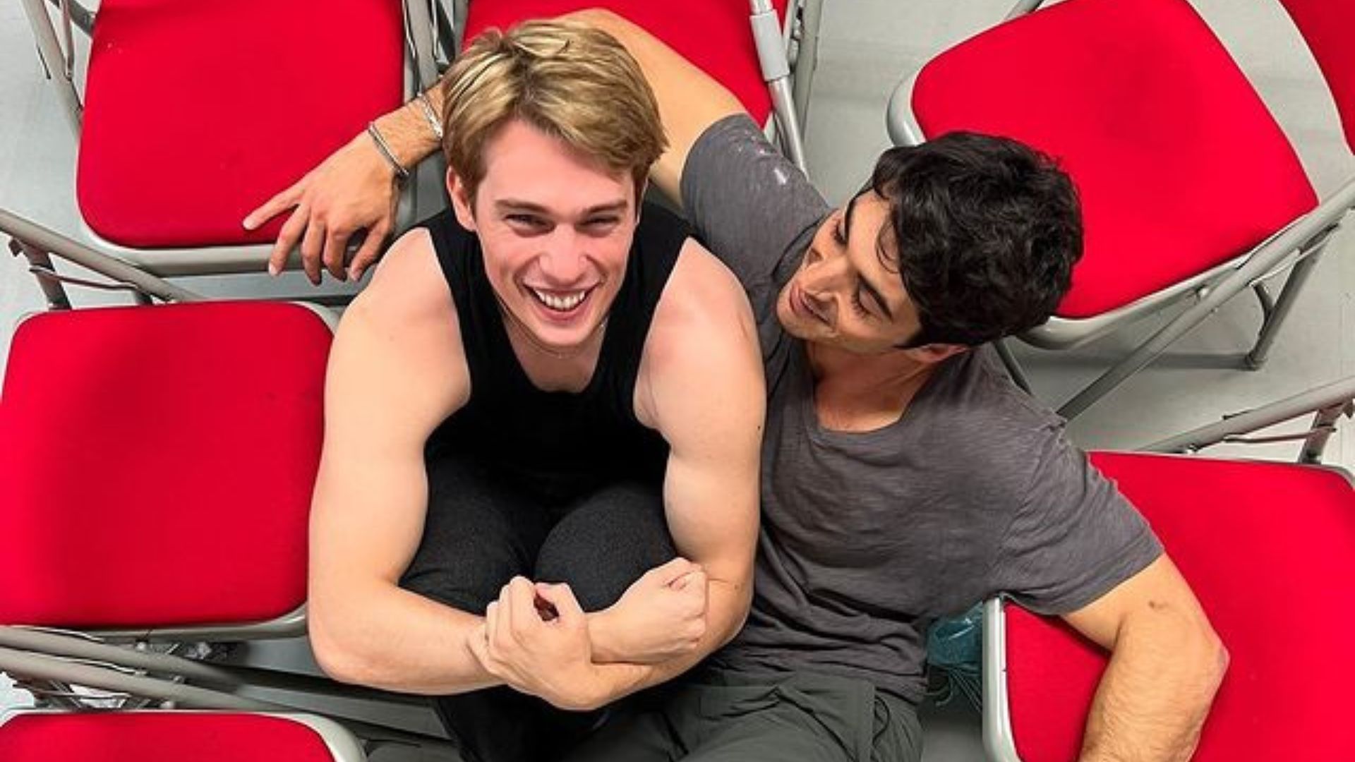 Adaptação de “Vermelho, Branco e Sangue Azul” encerra oficialmente as filmagens
