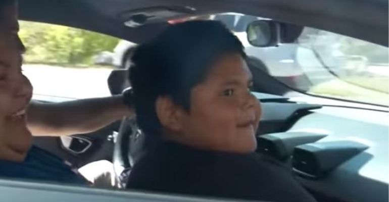 Menino de cinco anos que roubou os pais para comprar carro de luxo ganha passeio dos sonhos