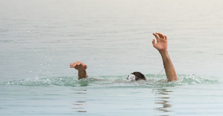Avô, mãe e filha morrem afogados após pularem em piscina sem saberem nadar