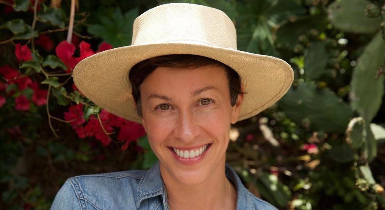 Alanis Morissette conta que teve depressão pós-parto e diz que ”perseverança” a auxiliou