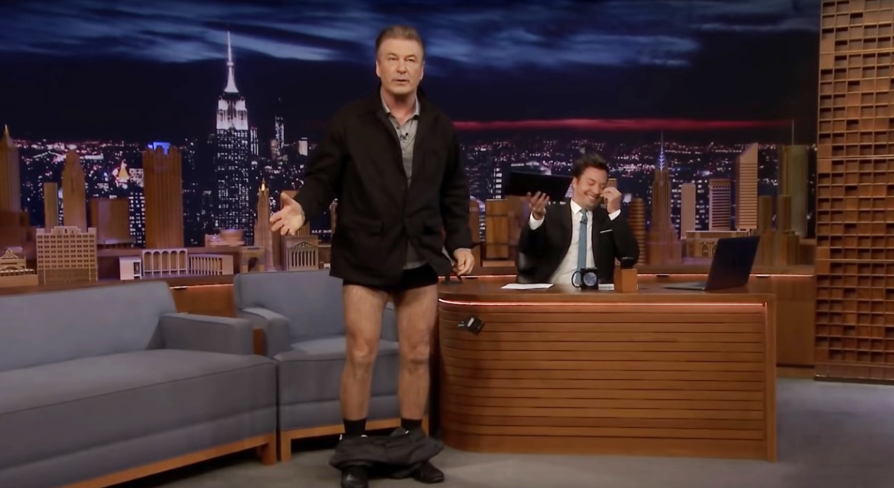 Alec Baldwin abaixa a calça no programa de Jimmy Fallon para mostrar que perdeu peso