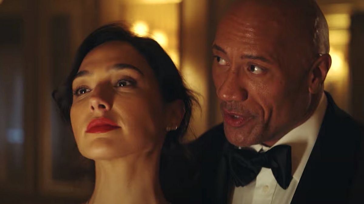 “Alerta Vermelho” tem nova imagem divulgada mostrando briga entre Gal Gadot e Dwayne Johnson