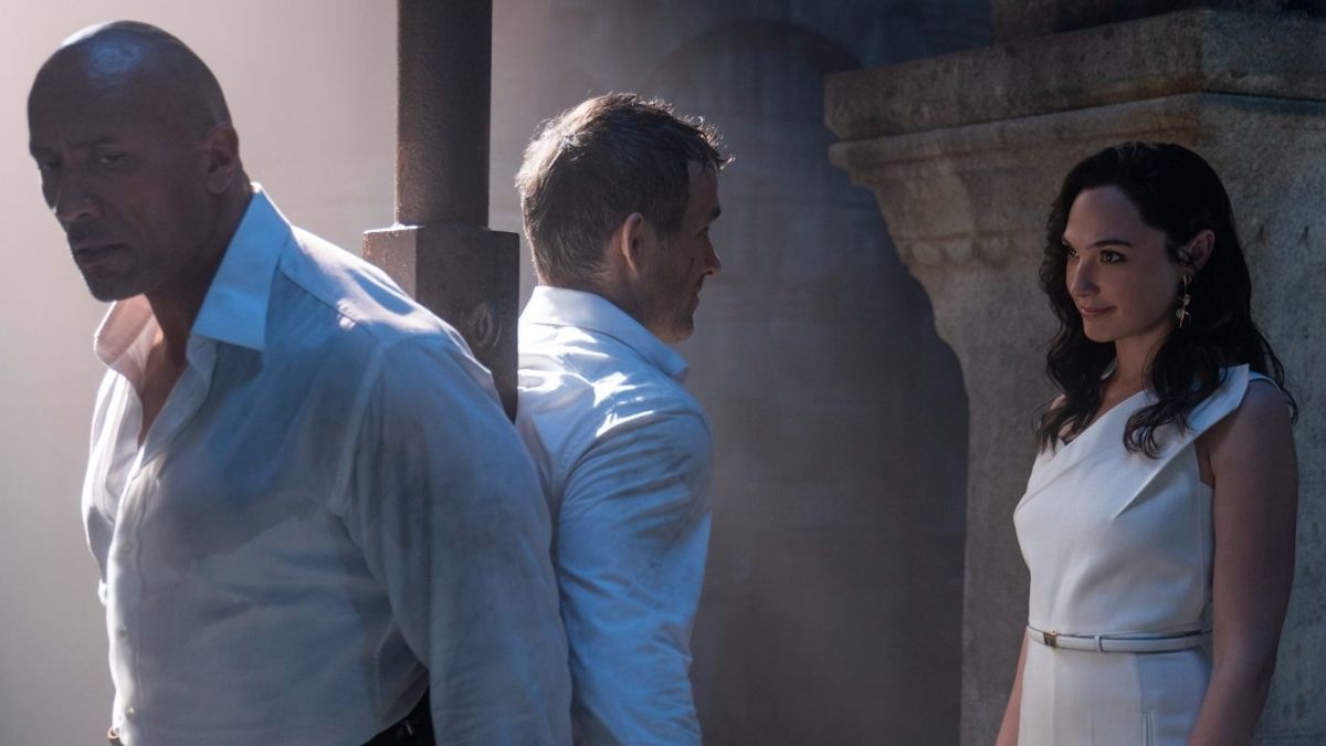 Dwayne Johnson e Ryan Reynolds se unem para capturar Gal Gadot em trailer oficial de “Alerta Vermelho”