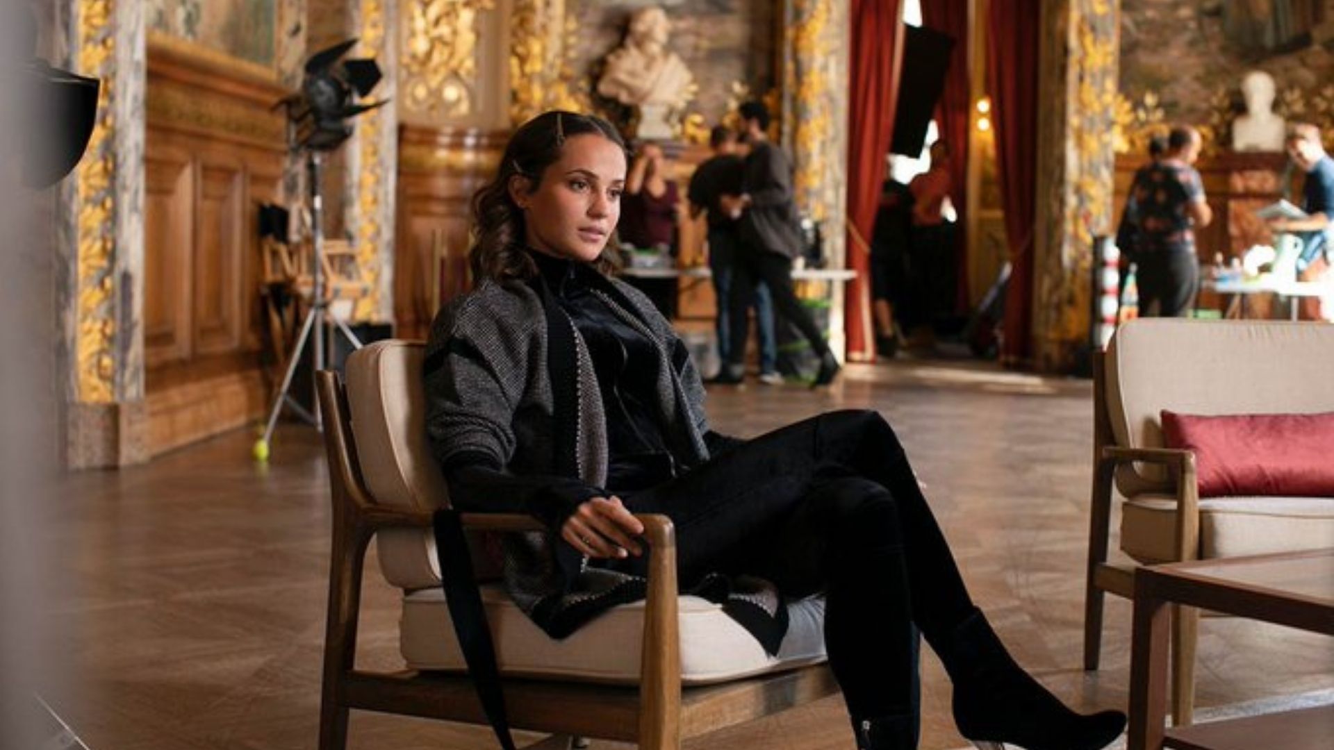Alicia Vikander não consegue se distanciar de personagem no teaser de “Irma Vep”
