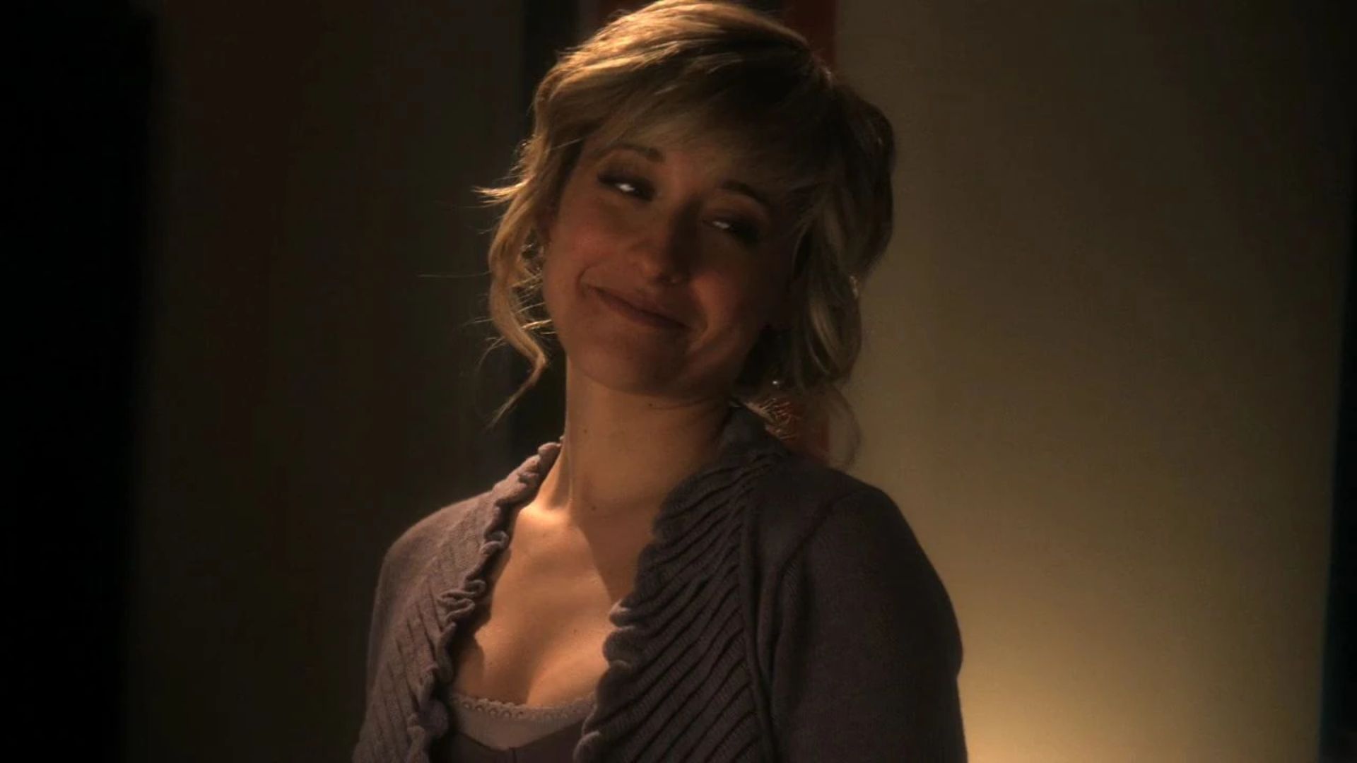 Atriz de “Smallville” é solta após dois anos presa por envolvimento em seita sexual