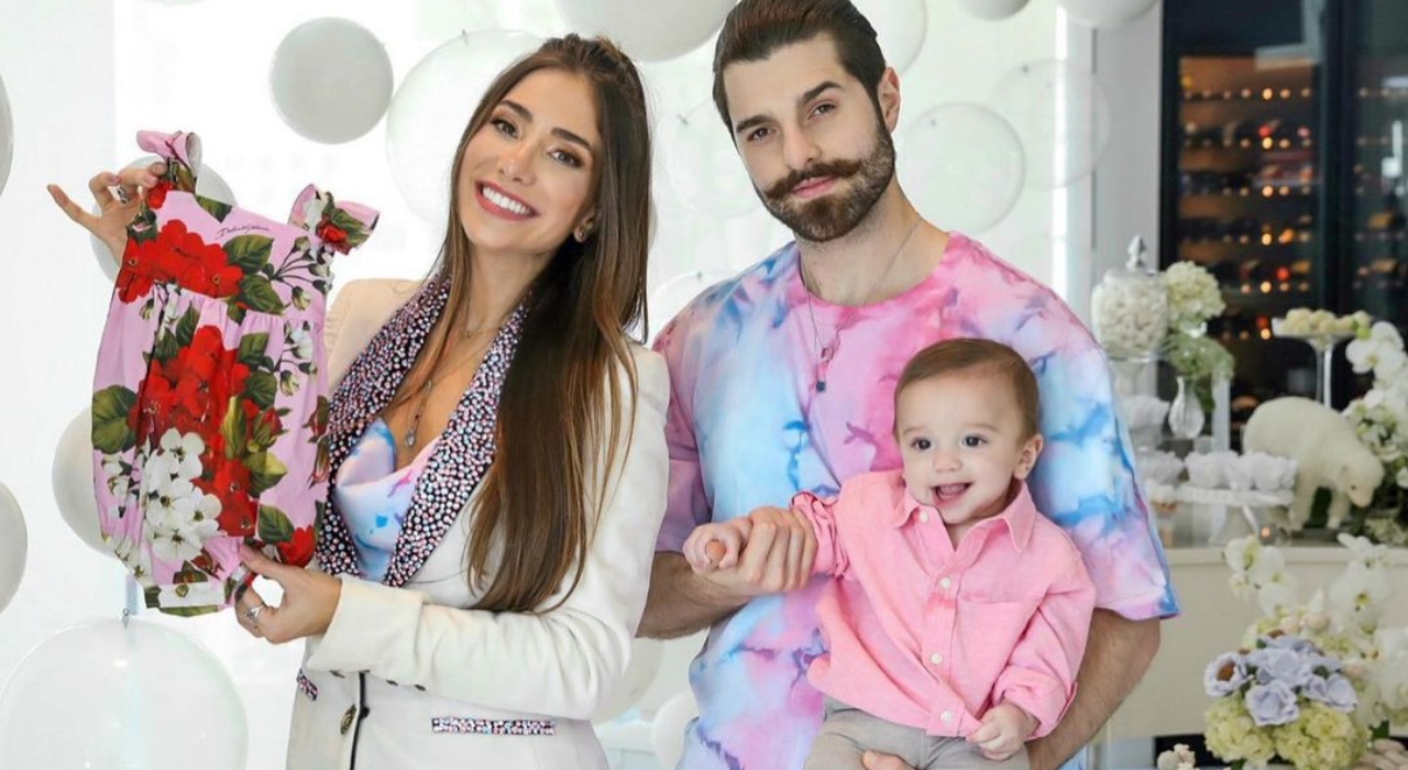 Alok compartilha foto com a filha no colo após parto de urgência: “Menina guerreira”
